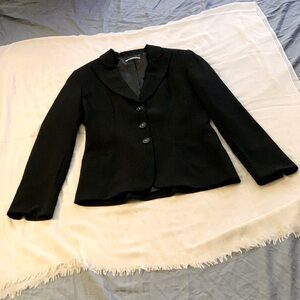 Classic T Tahari black blazer - great condition, never goes out of style ‼️🥰❤️